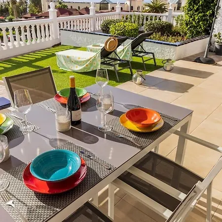 The Daisies - Sunny, Modern 2 Bedroom 아파트 아칸티라도